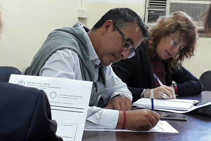Azcona con artesanos: “Las obras deberían comenzar después del verano”