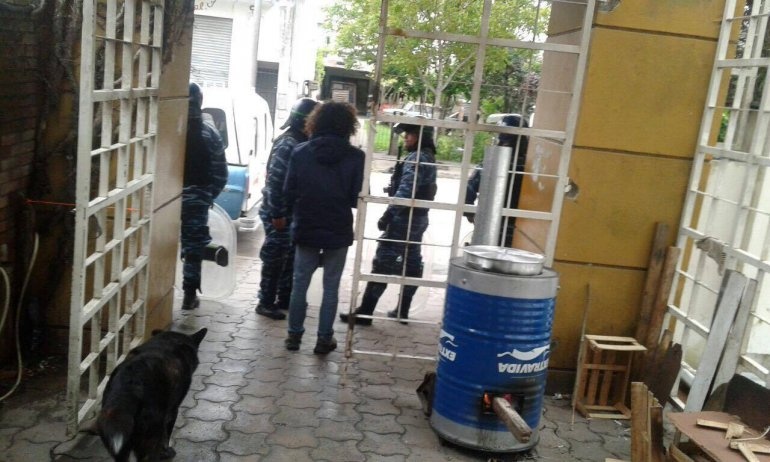 Tras cinco días de ocupación en Desarrollo Social, Gendarmería rodea el lugar