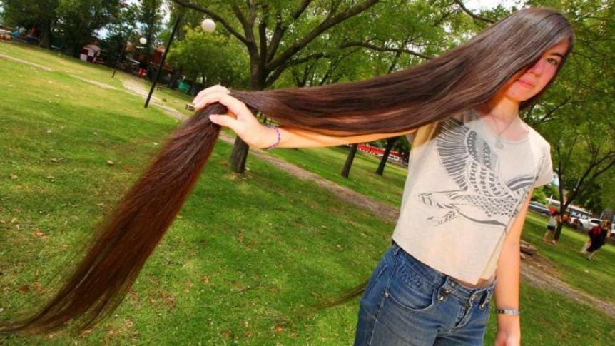 Tras un cambio de look fallido, dejó de cortarse el pelo y es récord Guinness