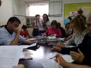 Tras un tenso debate y una fuerte oposición vecinal, se cayó la privatización de la Plaza del Agua