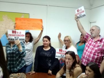 Tras un tenso debate y una fuerte oposición vecinal, se cayó la privatización de la Plaza del Agua