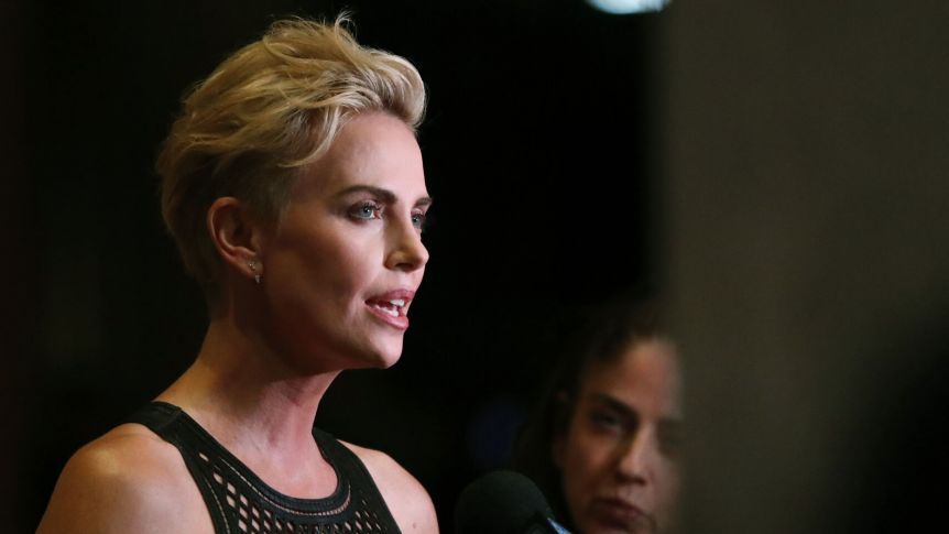 Charlize Theron reacciona tras conocer que será reemplazada por alguien más joven en Mad Max