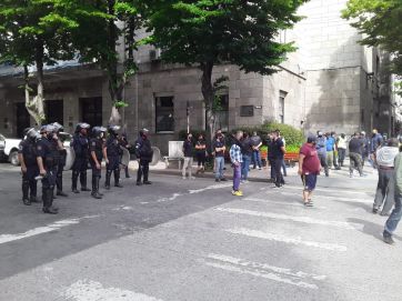 Amplio despliegue policial frente al Palacio Municipal por protesta de 12 choripaneros