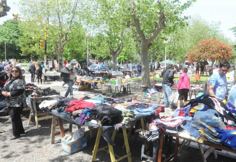 Cada vez mas feriantes se instalan en Plaza Rocha
