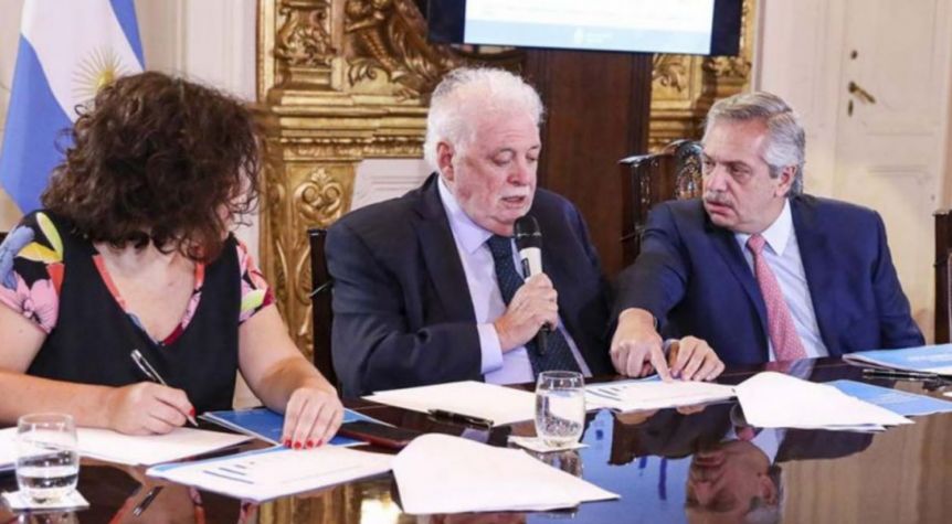 Encuesta: “Los funcionarios vacunados de manera irregular deberían renunciar”