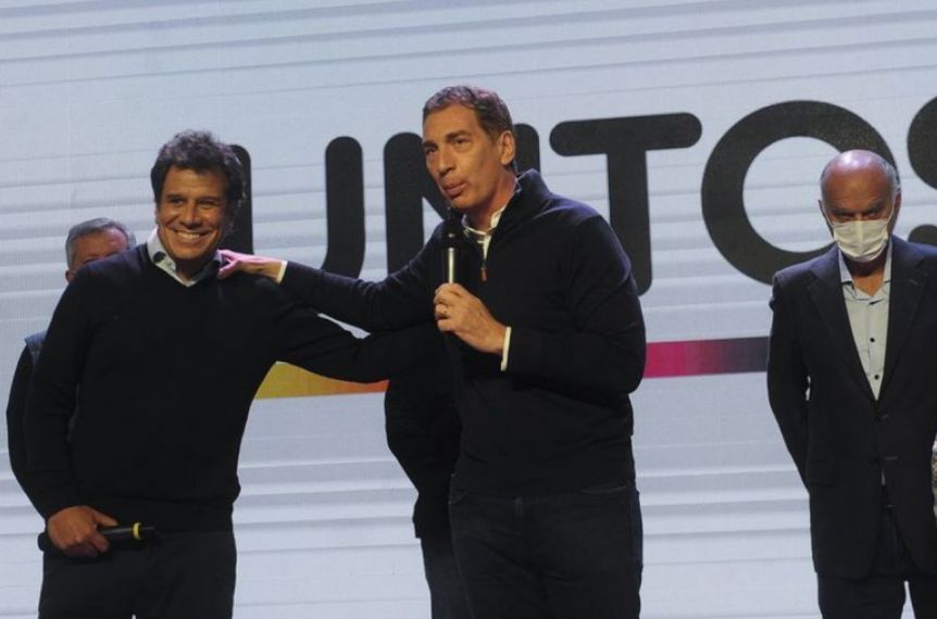 Tras las PASO, Santilli y Manes posan para la foto de unidad de Juntos