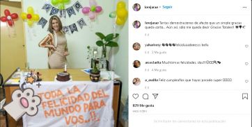 La escracharon con un pasacalle, se lo tomó con humor y lo usó para decorar su cumpleaños