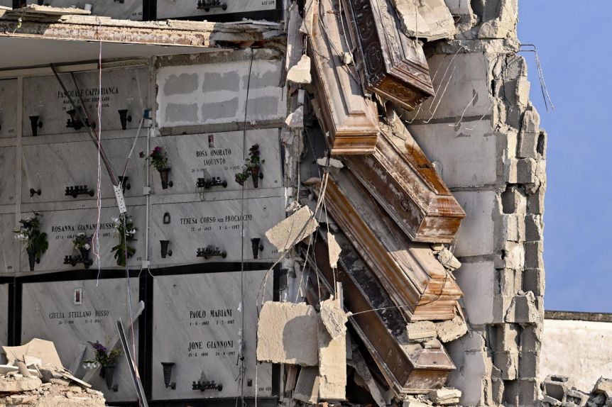 Italia: se derrumbó un cementerio y los ataúdes quedaron colgando