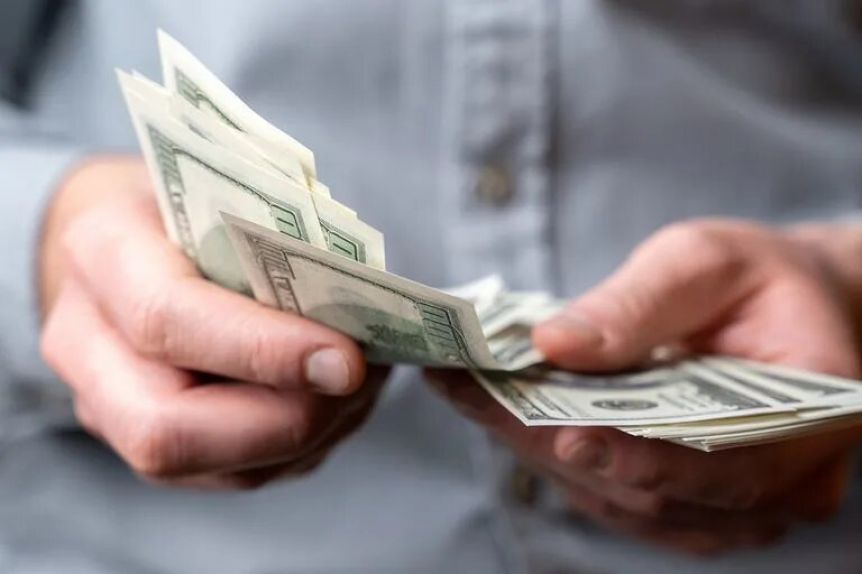 El dólar blue sigue subiendo y ya se posiciona en los $318