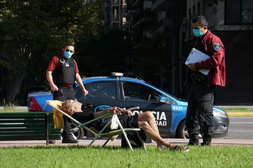Falleció la señora que salía a tomar sol en plena pandemia