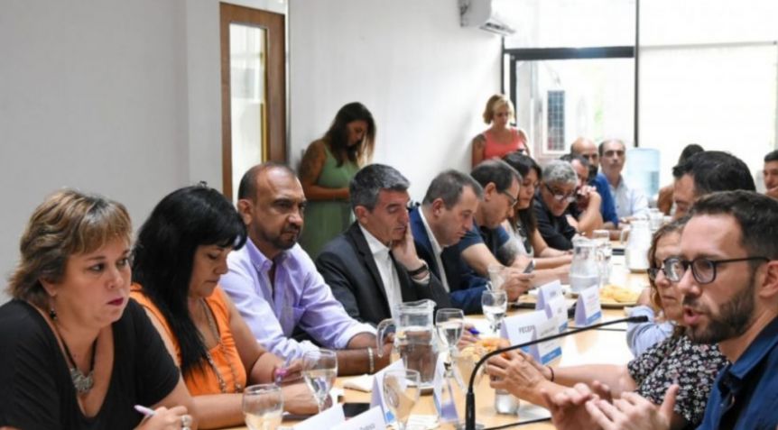 Con gremios docentes encolumnados, Provincia busca cerrar acuerdo salarial con estatales