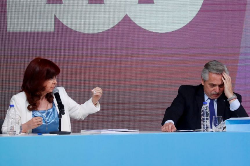 Cristina reaparece en medio del clamor por su candidatura y se aleja cada vez más de Alberto