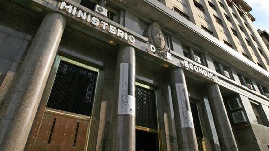 Ante la escalada del dólar, el Gobierno mete mano con un paquete de medidas