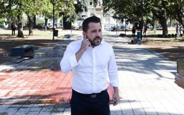 Candidato radical derramó 200 litros de sangre artificial para protestar contra la inseguridad