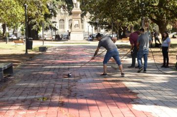 Candidato radical derramó 200 litros de sangre artificial para protestar contra la inseguridad