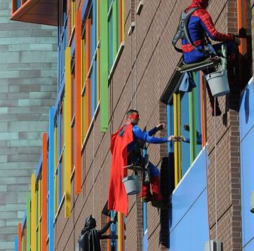 Limpiavidrios de un hospital infantil se disfrazaron de superhéroes para animar a los niños