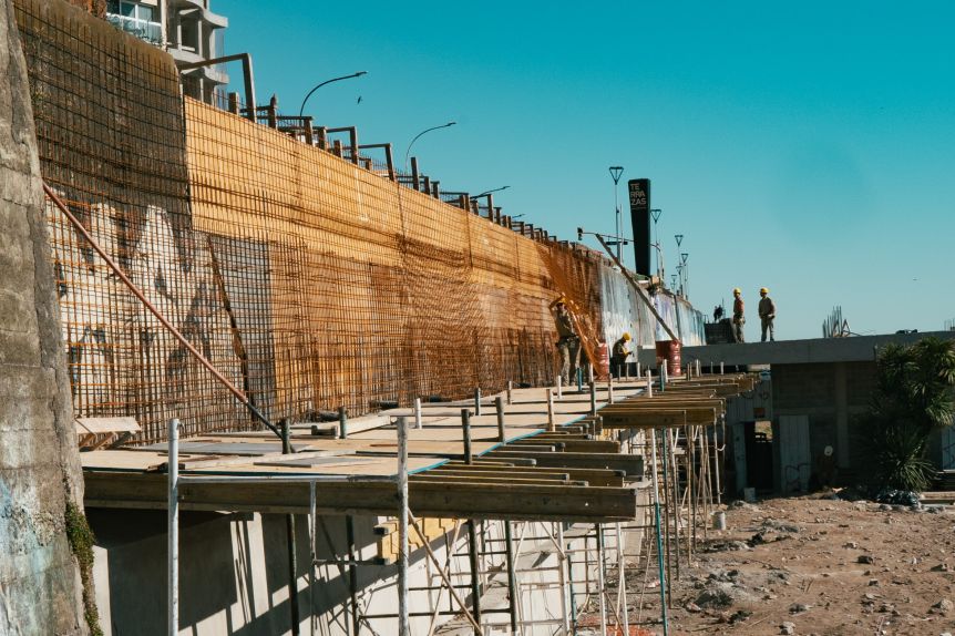 Continúa el avance en la construcción del muro marítimo de La Perla