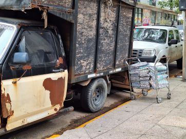 Chango, flete y aire libre: así transportan expedientes judiciales en Mar del Plata