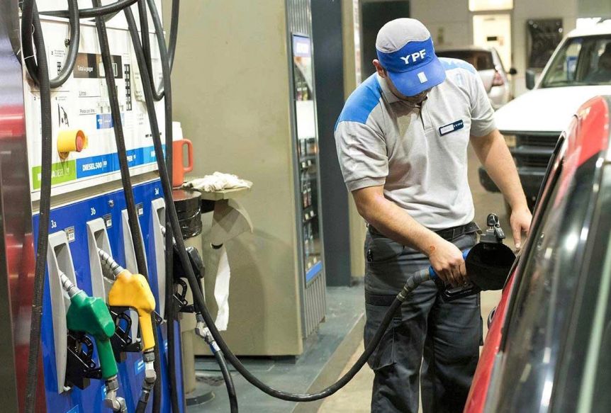 Abril llega con un nuevo aumento de la nafta bajó el brazo, ¿a cuánto se va el litro?