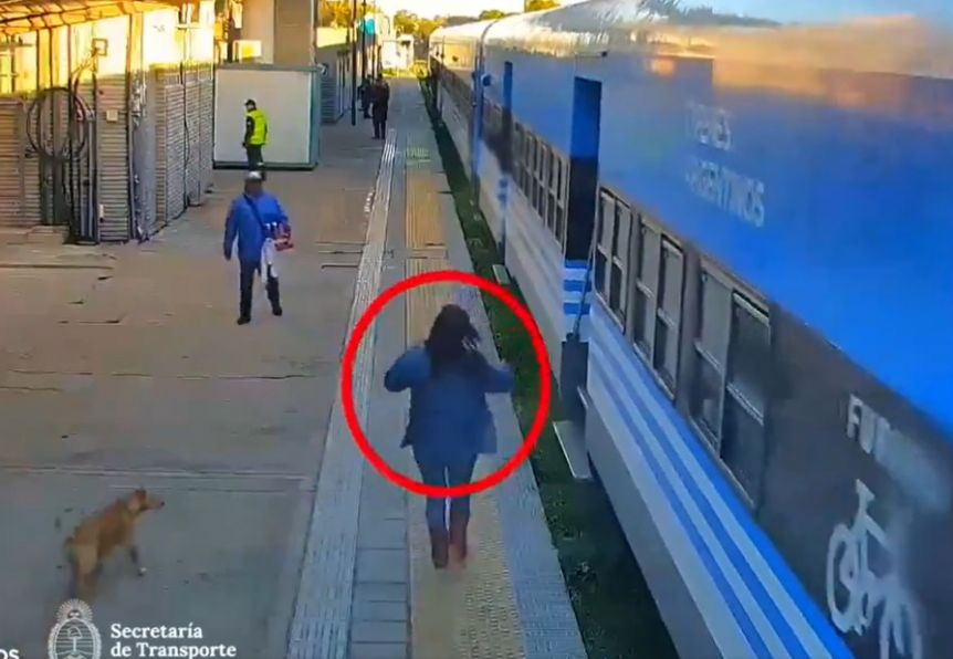Una mujer quiso subir al tren en movimiento y cayó a las vías: se salvó de milagro
