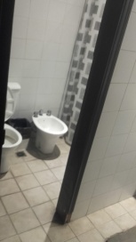 La bailarina es la responsable que funcione el baño y el aire acondicionado en el Teatro Colón
