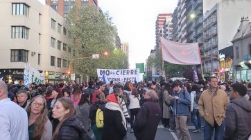 Masiva marcha universitaria en Mar del Plata: “Señor presidente, no sea soberbio, no vete la ley”