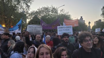 Masiva marcha universitaria en Mar del Plata: “Señor presidente, no sea soberbio, no vete la ley”