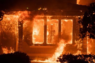 Impactantes imágenes del incendio que obligó a evacuar a más de 30 mil personas