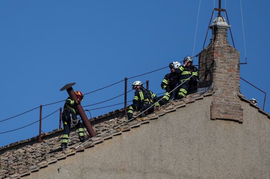 El Vaticano comenzó la instalación de la chimenea que anunciará al nuevo Papa
