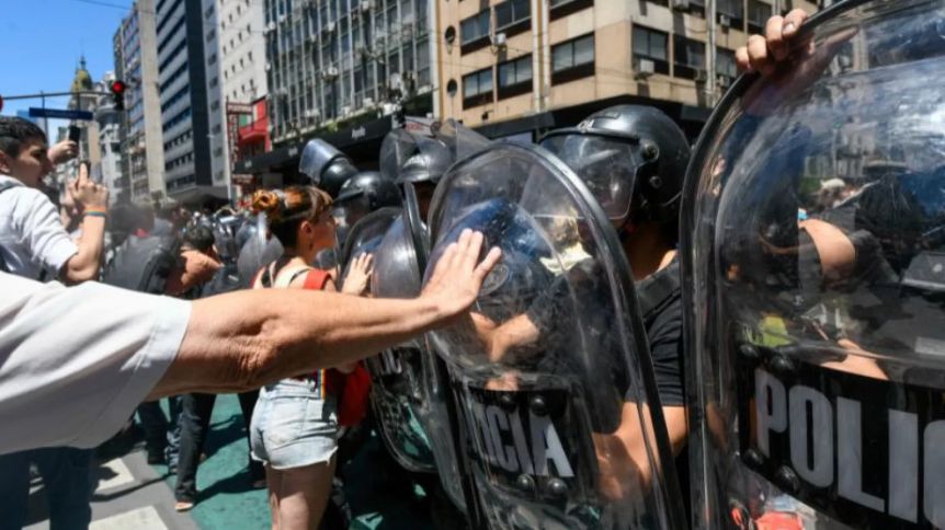 Milei instauró la figura de “servicios trascendentales” y aniquiló por DNU el derecho a huelga
