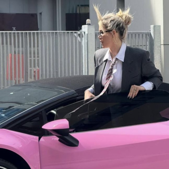 Wanda Nara se presentó a la audiencia del divorcio con un Lamborghini rosa y un tremendo look