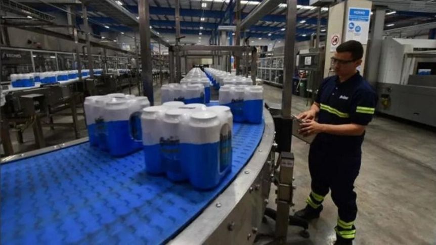 Argentina a pico seco: por la recesión, Quilmes para su planta central y adelanta vacaciones