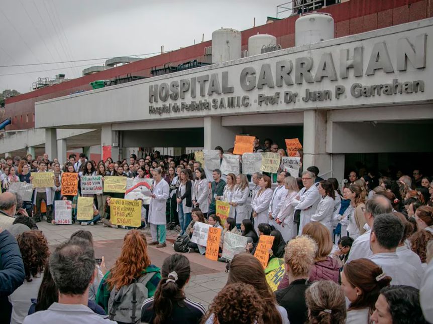 El Gobierno apuesta a desactivar el conflicto en el Garrahan y anuncia un aumento de más del 60% para los residentes