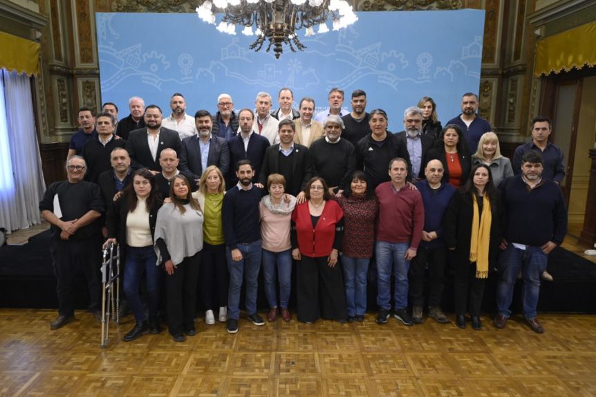 Kicillof recibe a gremios estatales en la previa al encuentro del MDF en Ensenada