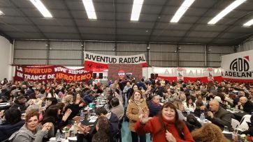 Con boinas blancas y más de 1.300 personas, la UCR mostró músculo en Mar del Plata y puso la mira en 2027